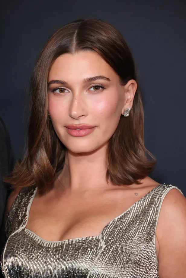 Hailey Bieber bij de WWD Style Awards