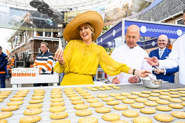 Máxima hielp enthousiast mee met het versieren van koekjes. (Beeld: NL Beeld)