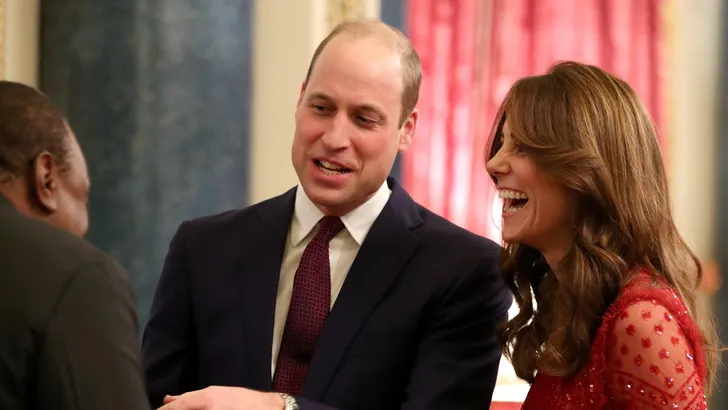 Royal Plaatje: Kate in felrood en in glitter gehuld