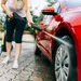 Vrouw maakt auto schoon voor de lente.