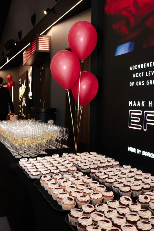 Bij binnenkomst kreeg iedereen een lekker hapje en drankje 