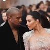 Zien: de super ongemakkelijke kus van Kim Kardashian en Kanye West