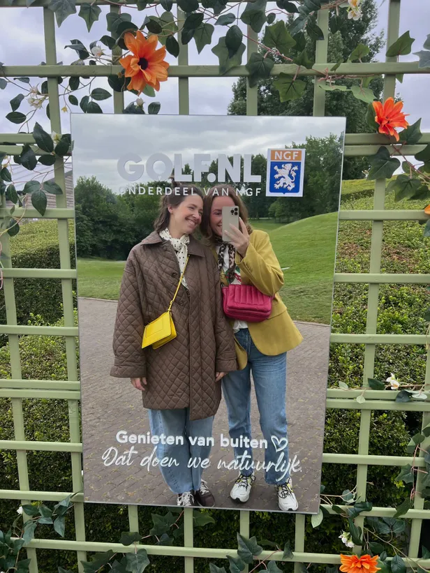 Marjolein en Rosanne op de golfbaan