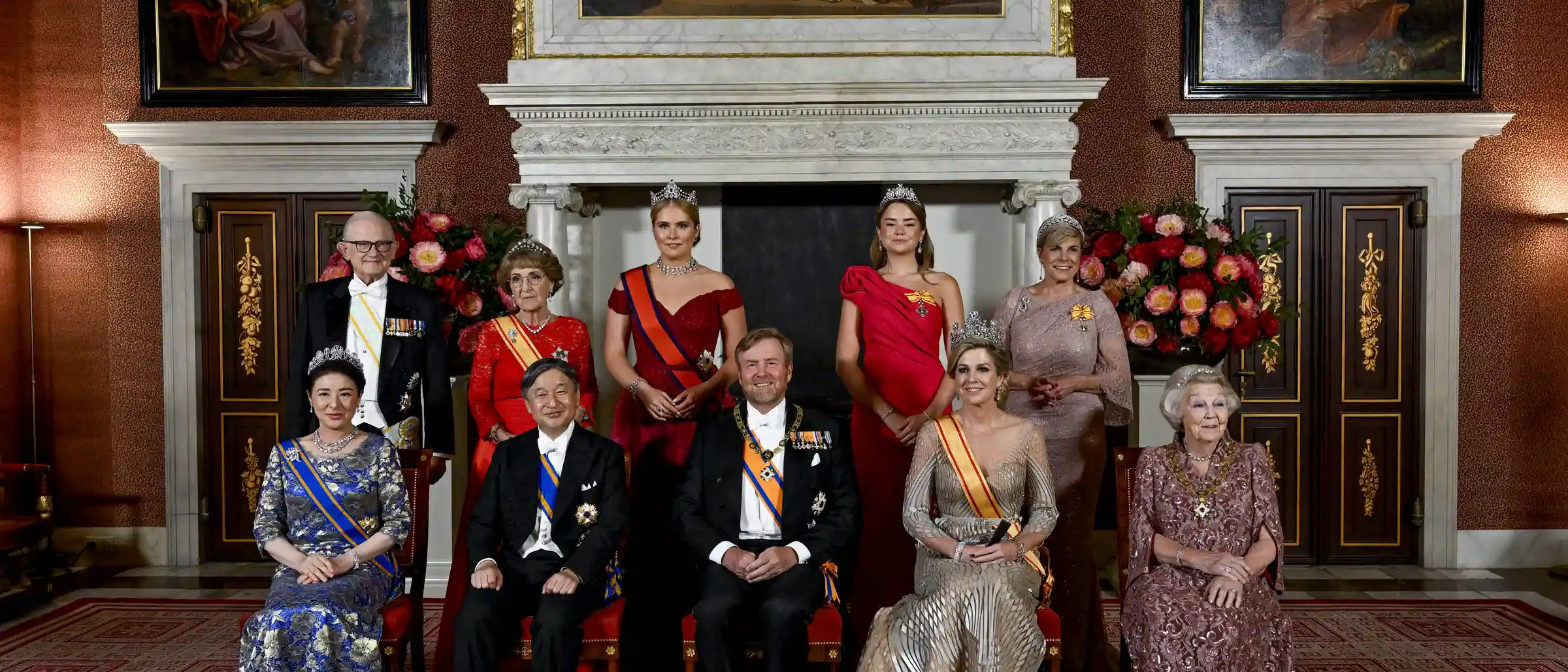 Prinses Ariane steelt de show op het staatsbanket. In een vuurrode galajurk en mét diamanten diadeem maakt ze een onvergetelijk debuut.
