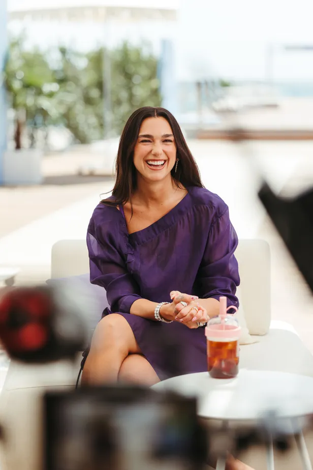 Dua Lipa @ La Plage à Coffee with a view: de koffie smaakt echt beter in Cannes.