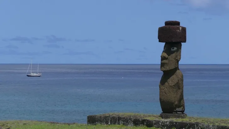 Moai waakt over onze ankerplaats