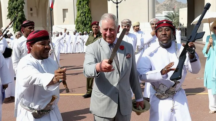 Zien: prins Charles doet zwaardendans!