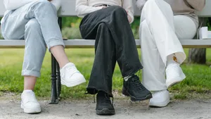 Gekruiste benen slecht voor je lijf? Dit is wat er écht gebeurt als je zo zit