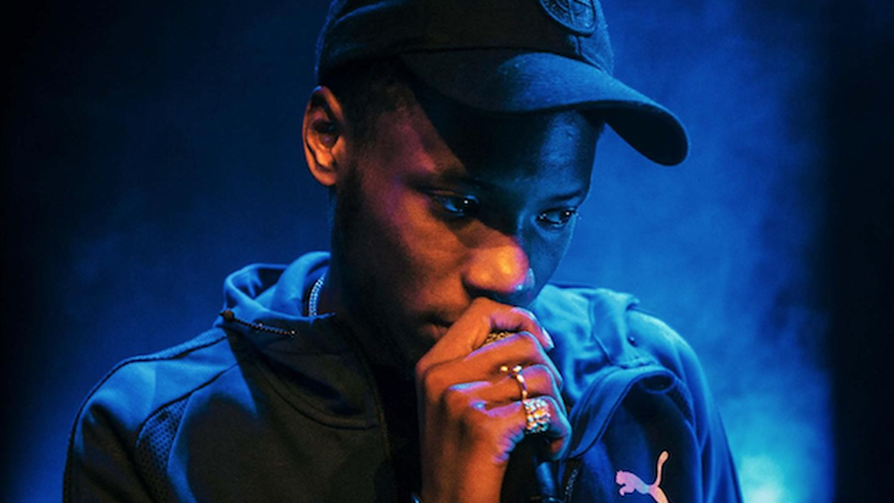 Rapper Sevn Alias (Patsergedrag) is een grote meneer in Almere Nieuwe Revu