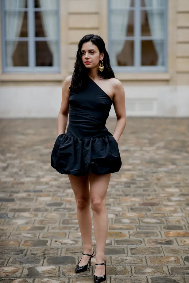 Een one shoulder bubble dress | Beeld: NL Beeld
