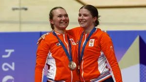 maike van der duin en lisa van belle met hun medaille