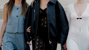3 vriendinnen in modieuze outfits tijdens fashion week.