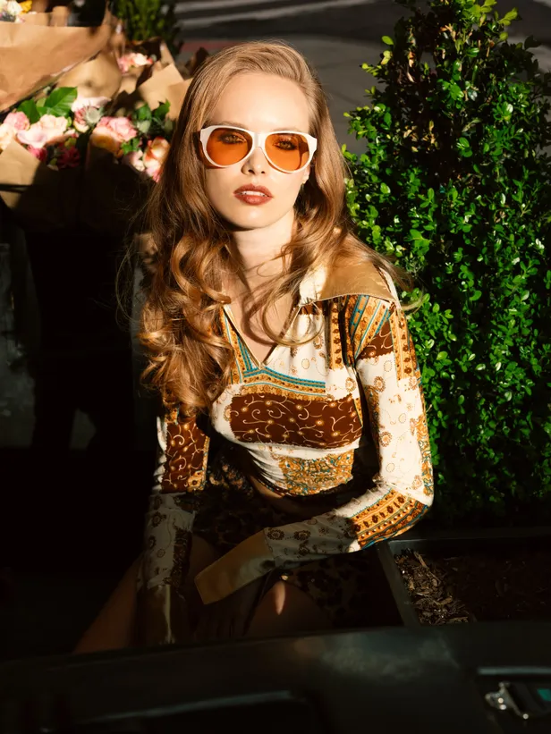 Zonnebril: Courrèges | Top: Emilio Pucci | Short: Roberto Cavalli | Riem: Yves Saint Laurent