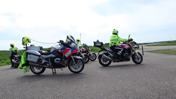 Mandos duikt onder: rijopleiding motorpolitie (+VIDEO)