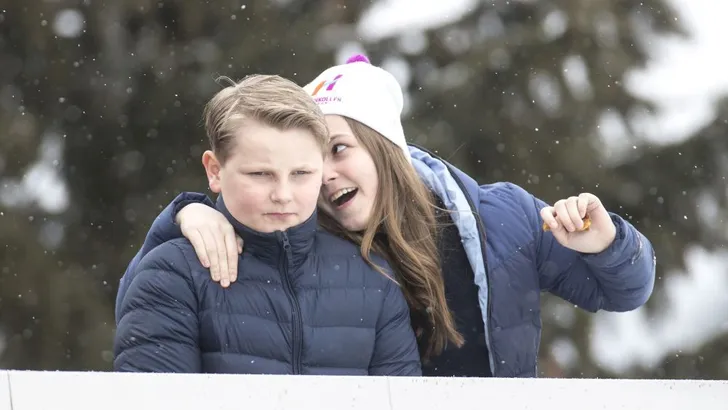 Grappig: prinses Ingrid plaagt haar knorrige broertje