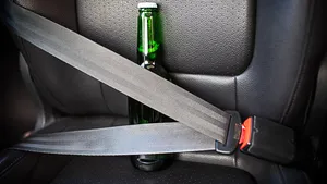 Mag je als bijrijder eigenlijk legaal een biertje drinken tijdens de autorit?
