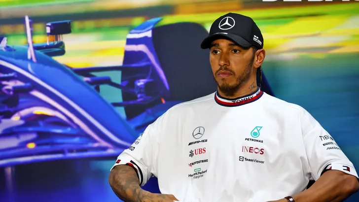 Hamilton heeft geen zin in test na Abu Dhabi:  'Misschien moet ik me maar ziek melden' 