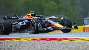 De Red Bull Racing-auto van Max Verstappen en Sergio Perez