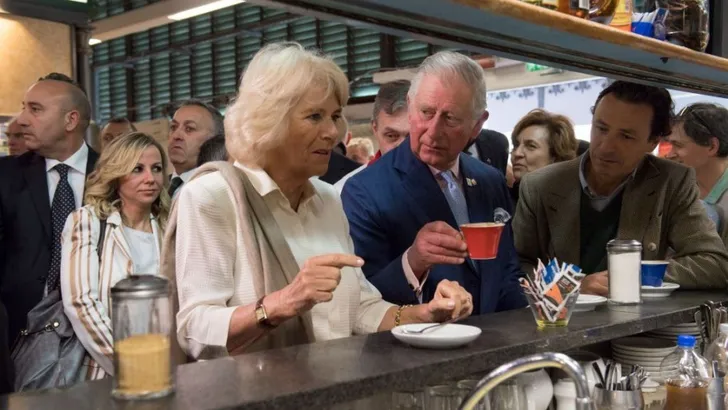 Italië: Charles en Camilla doen als de locals, drinken staand koffie