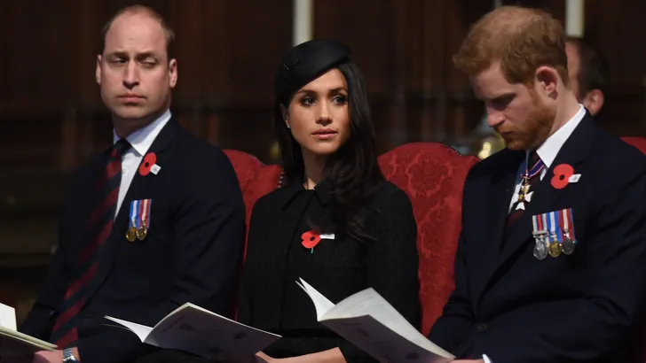 Zien: Prins William valt in slaap tijdens officieel event