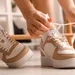 Een vrouw die haar schoenen aantrekt