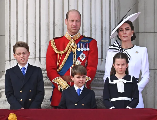 Prins William, prinses Kate op het balkon van Buckingham Palace bij Trooping the Colour 2024 met hun kinderen prins George, prins Louis en prinses Charlotte.