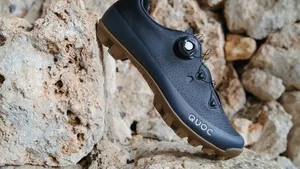 Gravelschoen met noppenzool en BOA-sluiting op rotsige ondergrond – ideaal voor grip en efficiëntie op gravelpaden.