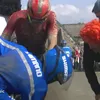 Video | Gekste wielwissel ooit in Tro Bro Leon: mannen met pruiken, rondstuiterende wielen en een radeloze Laurent Pichon | Wieler Revue