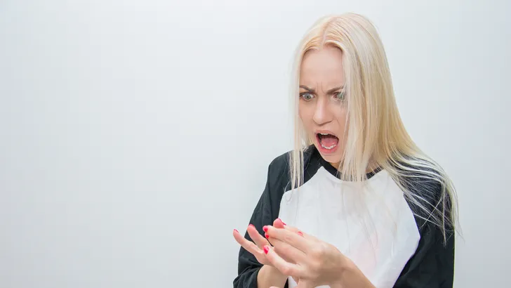 Bizarre lifehack om een gebroken nagel te herstellen