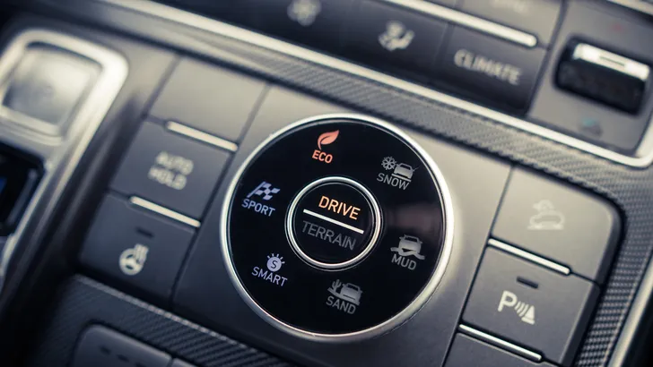 Gladheid op de weg: deze onbekende functie in je auto zorgt voor direct meer grip en veiligheid