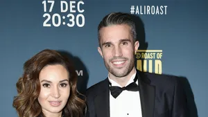 Bouchra en Robin van Persie tijdens The Roast of Ali B