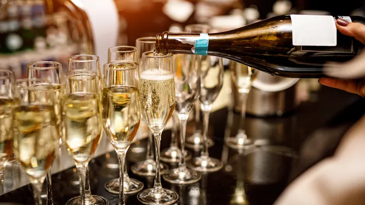 Waarom je van champagne sneller dronken wordt dan van bier en wijn