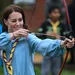 Prinses Kate met een speelgoedboog bij een bezoek aan een scouting-vereniging, mei 2023.