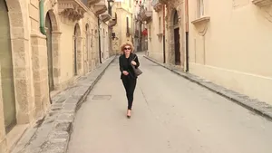 Modevlogger Anita showt vanaf Sicilië: deze kleding is onmisbaar in elke koffer 