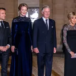 Koningin Mathilde straalt in blauw fluweel tijdens staatsbanket in Frankrijk