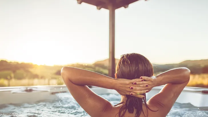 Zomertip: met een groep vrienden in een jacuzzi over de Maas