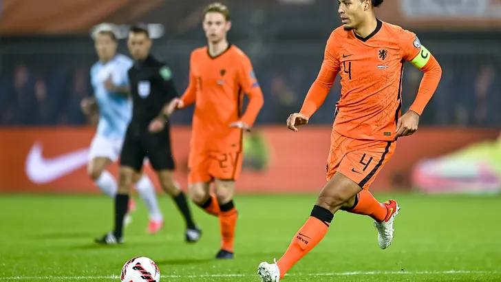 Virgil van Dijk in Oranje tenue op voetbalveld tijdens wedstrijd.