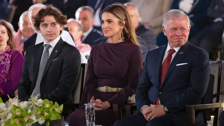 Foto van koningin Rania, koning Abdullah en prins Hashem bij de viering van de Jordaanse onafhankelijkheid, mei 2024.