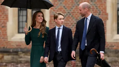 Kensington Palace deelt unieke foto's van prins George voor zijn eerste schooldag. Zó ziet de Britse troonopvolger eruit in zijn Eton-uniform.