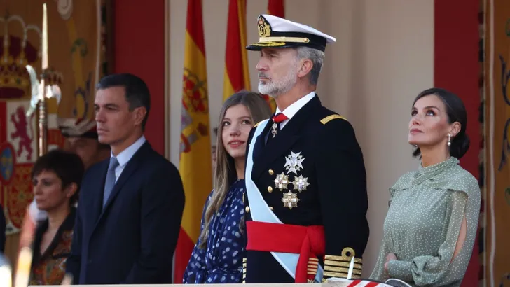 Koningin Letizia chic in piepkleine polkadots 