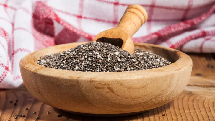 Dacht je dat chiazaad een lichte toevoeging was? Schrik niet: zoveel calorieën levert deze superfood écht opad een lichte toevoeging was? Zoveel calorieën levert die handige superfood écht op