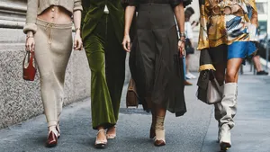 Streetstyle-foto van modieuze vrouwen tijdens Fashion Week. Deze kledingkleur zorgt ervoor dat je aantrekkelijk overkomt en intelligentie uitstraalt.