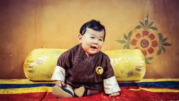 Zien: eerste stapjes van babyprinsje Bhutan 