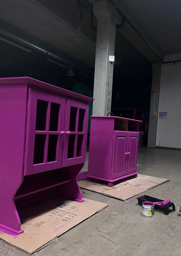 Prachtige antieke kasten met een hype, trendy kleur