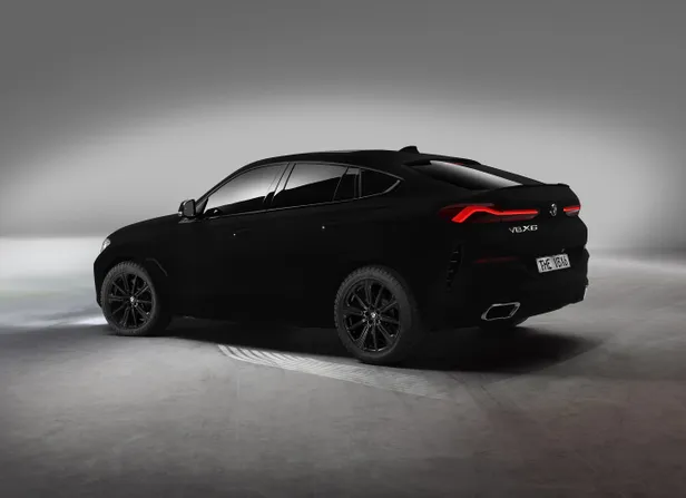 Alleen de verlichting en logo's verraden nog de vorm van de SUV. Foto: BMW