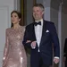 Frederik en Mary beginnen staatsbezoek aan Finland op ski's. – Foto van koning Frederik en koningin Mary tijdens galadiner te Paleis Christiansborg, 1 maart 2025.