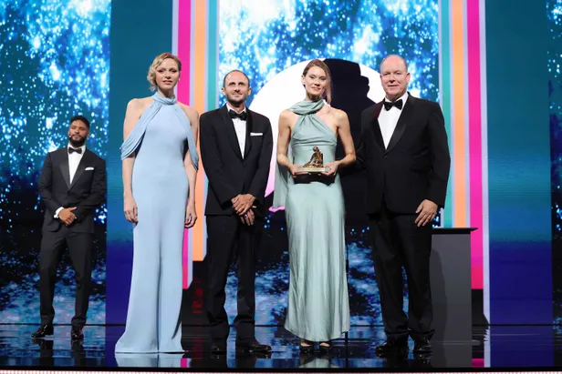 Foto van prins Albert en prinses Charlene op het podium bij de prijzenceremonie van het Monte-Carlo Television Festival 2025.