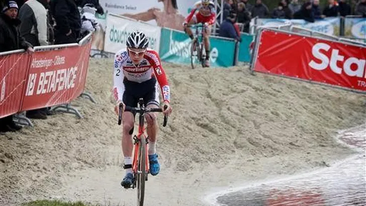 Van der Poel tussen de profs in Koksijde