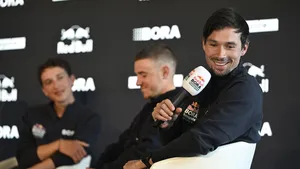 primoz roglic met remco evenepoel en florian lipowit op de persdag van red bull-bora-hansgrohe