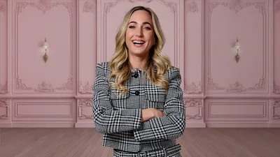 Nieuwsgierig wat een bruiloft gepland door Hella Huizinga kost? Ze geeft een zeldzaam inkijkje in de budgetten van de allerrijksten.